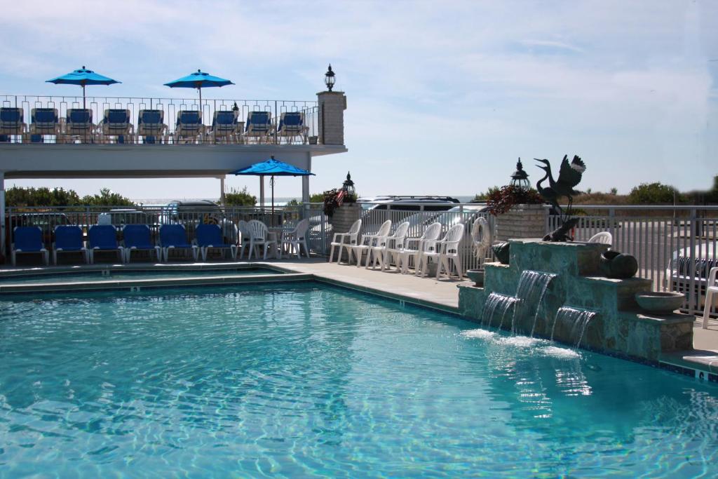 Bazén v ubytování Fleur de Lis Beach Motel nebo v jeho okolí