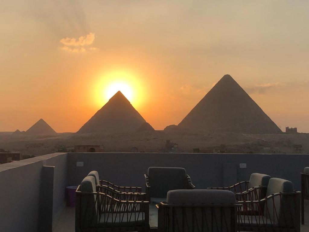 een uitzicht op de piramides van Giza bij zonsondergang bij Pyramids Sun Land Veiw in Caïro