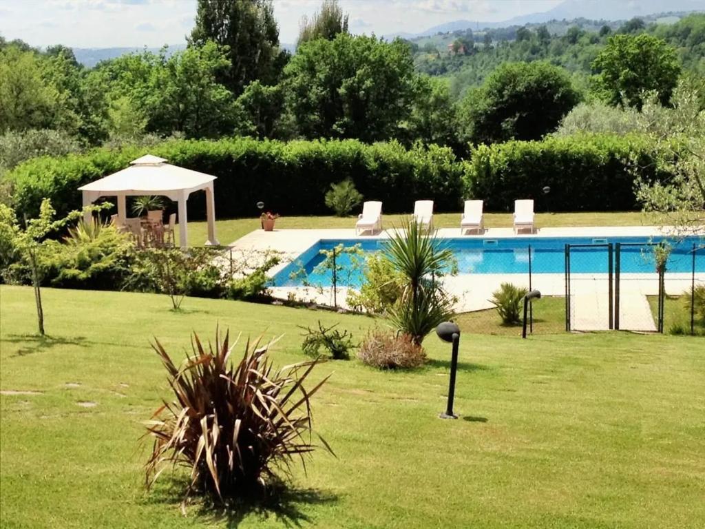 een zwembad met een tuinhuisje in een tuin bij 5 bedrooms villa with private pool sauna and enclosed garden at Poggio Catino in Poggio Catino