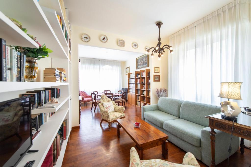 een woonkamer met een bank en een tafel bij Bright flat close to the centre in Florence