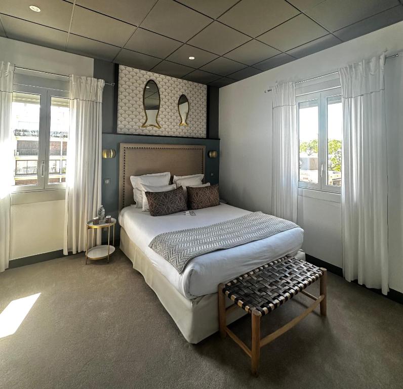 Postel nebo postele na pokoji v ubytování Grand Hôtel Richelieu