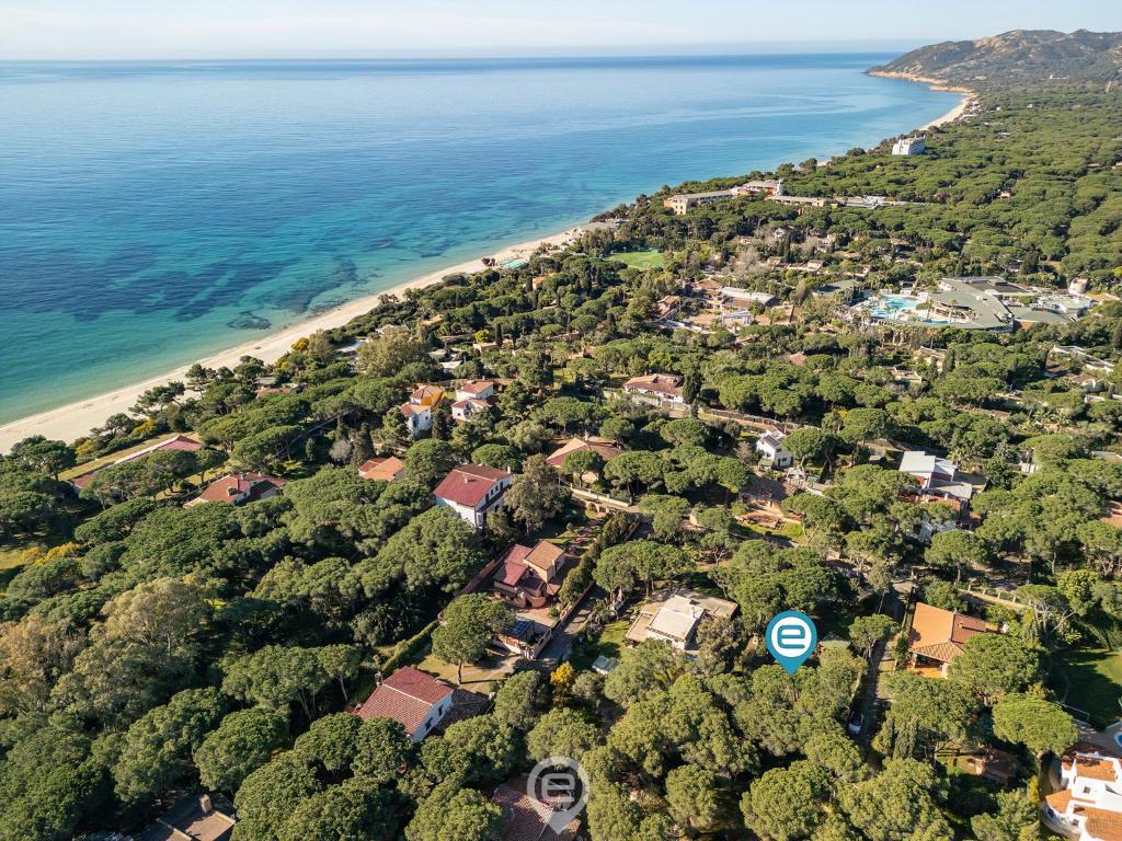 een luchtzicht op een strand naast de oceaan bij Villa Giada - Near the Beach in Pula