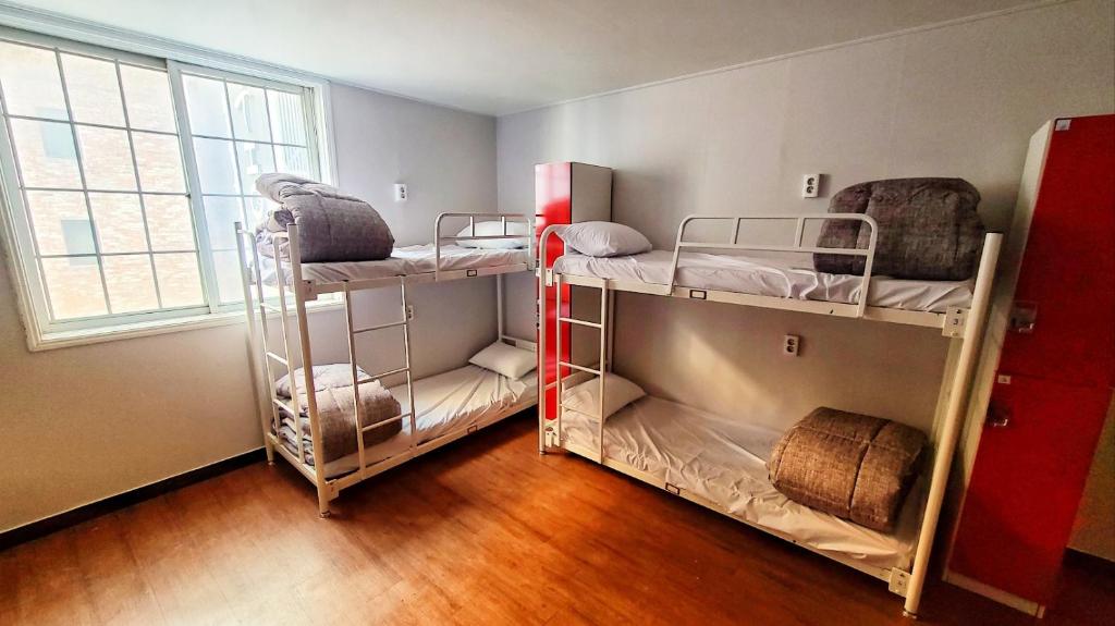Postel nebo postele na pokoji v ubytování Kimchee Busan Downtown Guesthouse