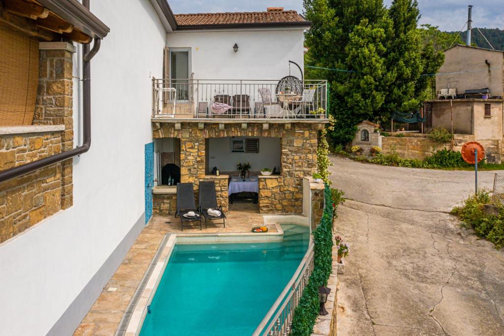 Bazén v ubytování Holiday Home Belveder Motovun with heated pool nebo v jeho okolí