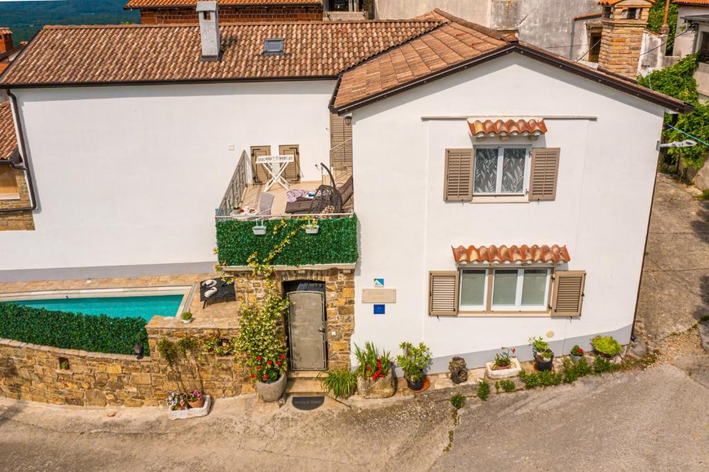Bazén v ubytování Holiday Home Belveder Motovun with heated pool nebo v jeho okolí