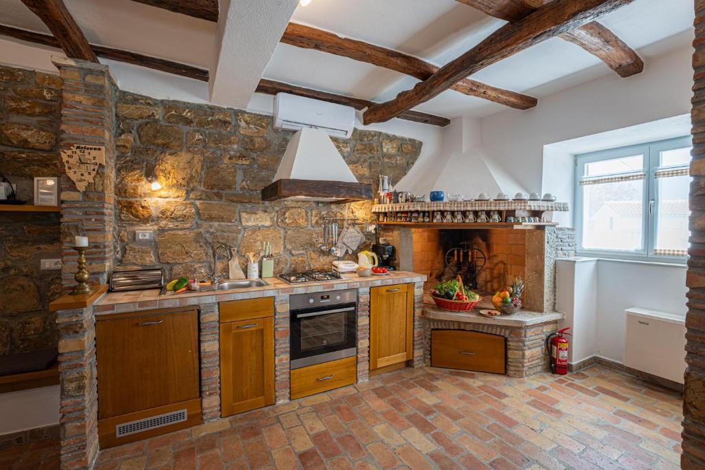Kuchyň nebo kuchyňský kout v ubytování Holiday Home Belveder Motovun with heated pool