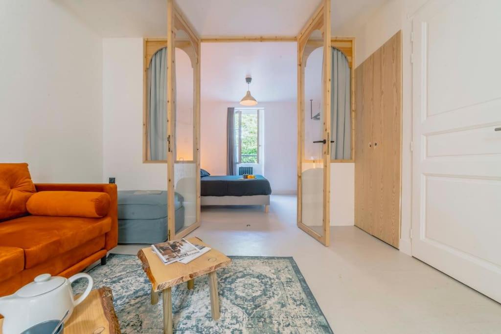 een woonkamer met een bank en een tafel bij Superbe appartement centre de Biarritz in Biarritz