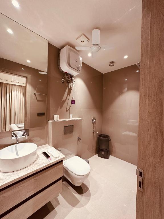 Koupelna v ubytování The Lodgers 2 BHK Serviced Apartment Near Artemis Hospital Sector 57 Gurgaon - Nearest Metro Station Sector 54 Chowk