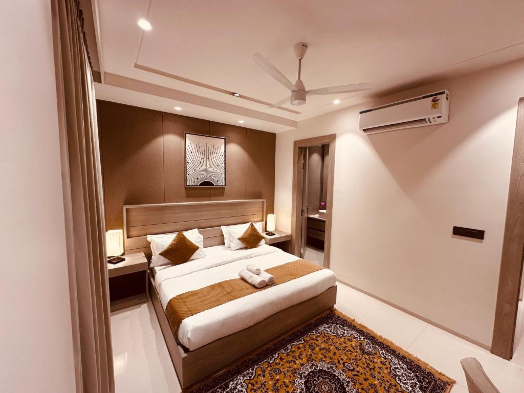 Postel nebo postele na pokoji v ubytování The Lodgers 2 BHK Serviced Apartment Near Artemis Hospital Sector 57 Gurgaon - Nearest Metro Station Sector 54 Chowk