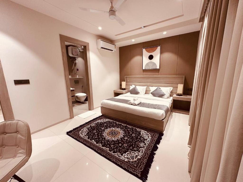 Postel nebo postele na pokoji v ubytování The Lodgers 2 BHK Serviced Apartment Near Artemis Hospital Sector 57 Gurgaon - Nearest Metro Station Sector 54 Chowk