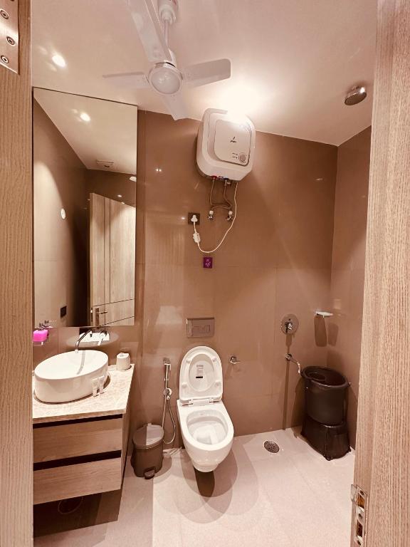 Koupelna v ubytování The Lodgers 2 BHK Serviced Apartment Near Artemis Hospital Sector 57 Gurgaon - Nearest Metro Station Sector 54 Chowk