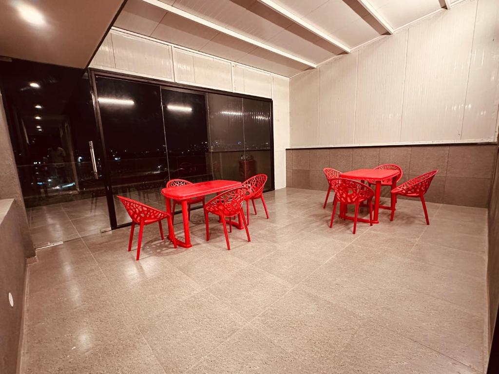 Posezení v ubytování The Lodgers 2 BHK Serviced Apartment Near Artemis Hospital Sector 57 Gurgaon - Nearest Metro Station Sector 54 Chowk