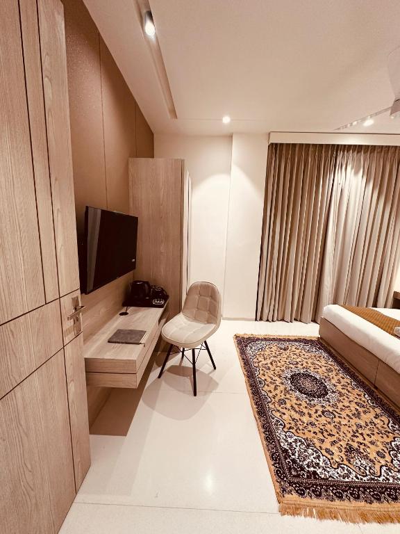 TV a/nebo společenská místnost v ubytování The Lodgers 2 BHK Serviced Apartment Near Artemis Hospital Sector 57 Gurgaon - Nearest Metro Station Sector 54 Chowk