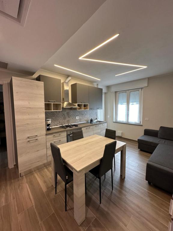 uma sala de estar com uma mesa e uma cozinha em Casa Sole em Codogno