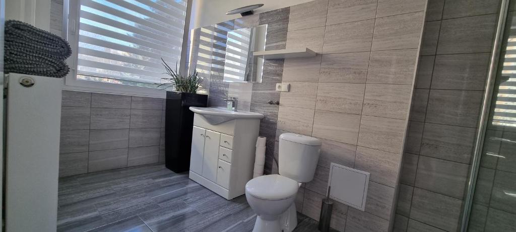 Koupelna v ubytování Bordó apartmán A4 v Chomutově