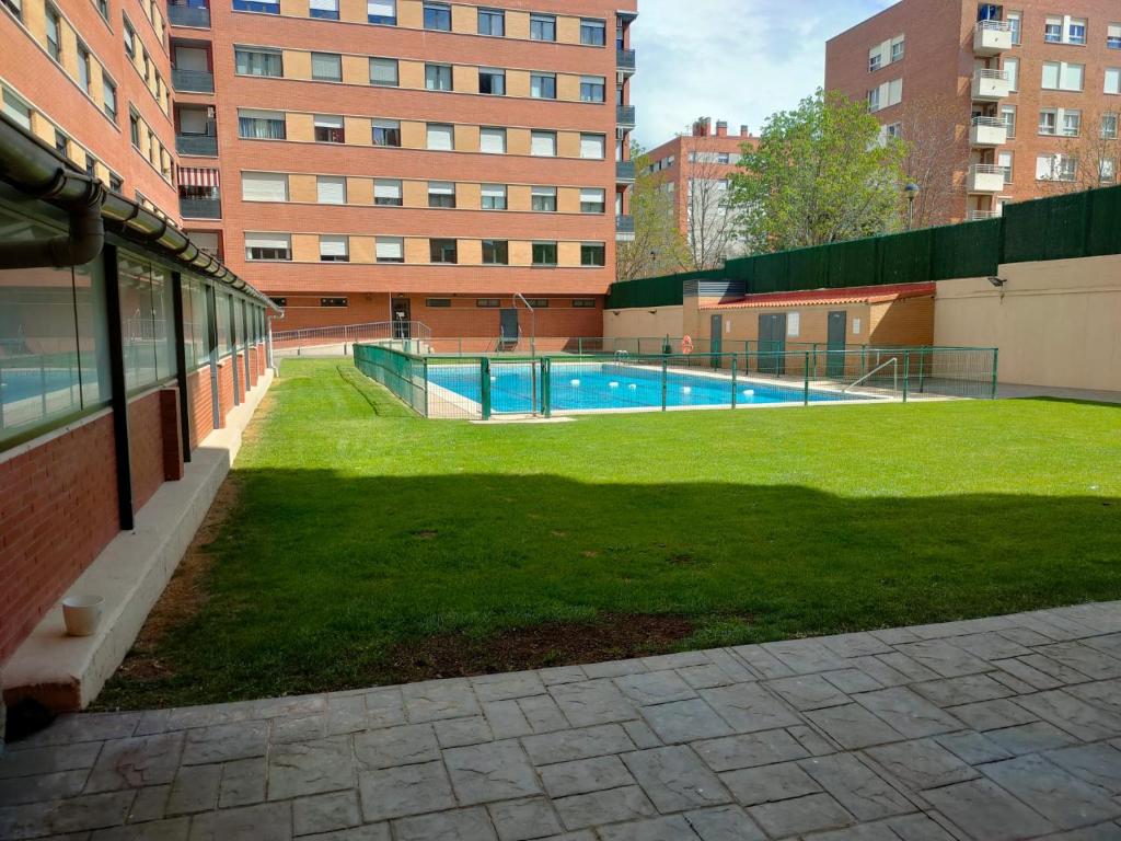 a swimming pool in the middle of a building at Apartamento Cuco con Piscina in Logroño