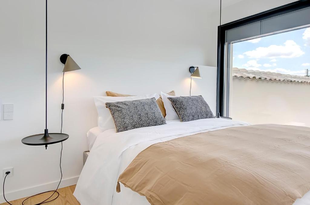 Cama ou camas em um quarto em Le Loft des Pierres Dor&eacute;es