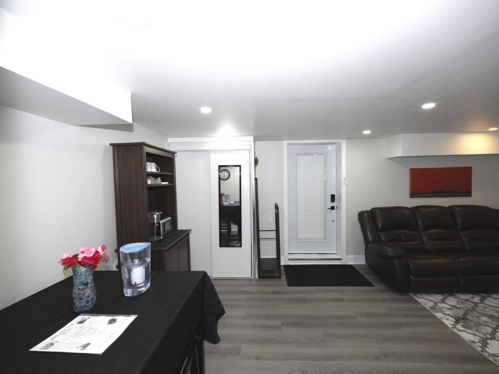 Area soggiorno di Serene Niagara Guest House