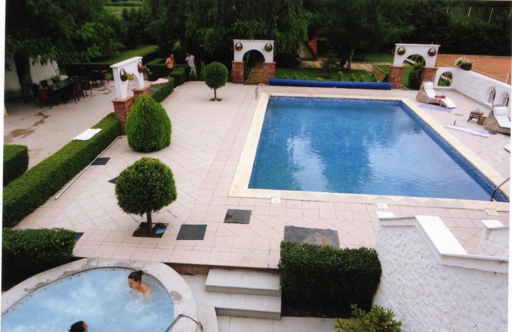 斯科普里的住宿－Vila Varadero，后院游泳池的顶部景色