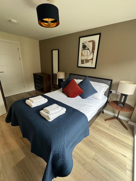 sypialnia z łóżkiem z dwoma ręcznikami w obiekcie Richmond Row Apartments w Liverpoolu