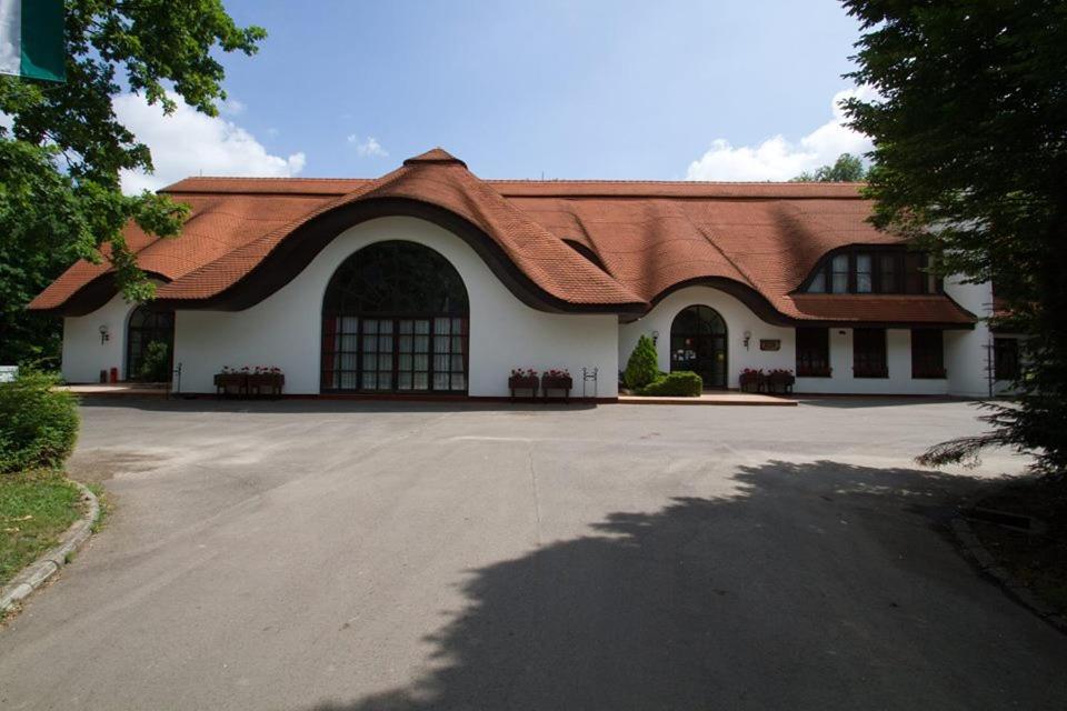un gran edificio blanco con techo rojo en Fácánliget Rendezvényház, en Nádudvar