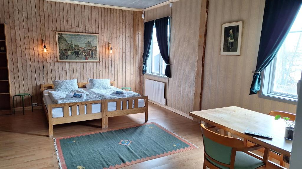 een woonkamer met een bank en een tafel bij Hammarstrand B&B och lägenhet in Hammarstrand