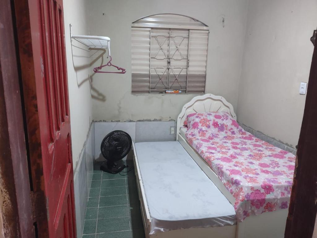 a small bed in a room with a window at KIT JARDIM CRISTAL in Aparecida de Goiania