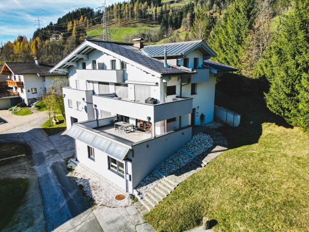 una vista aérea de una casa blanca en Haus Vordertiefenbach, en Wagrain