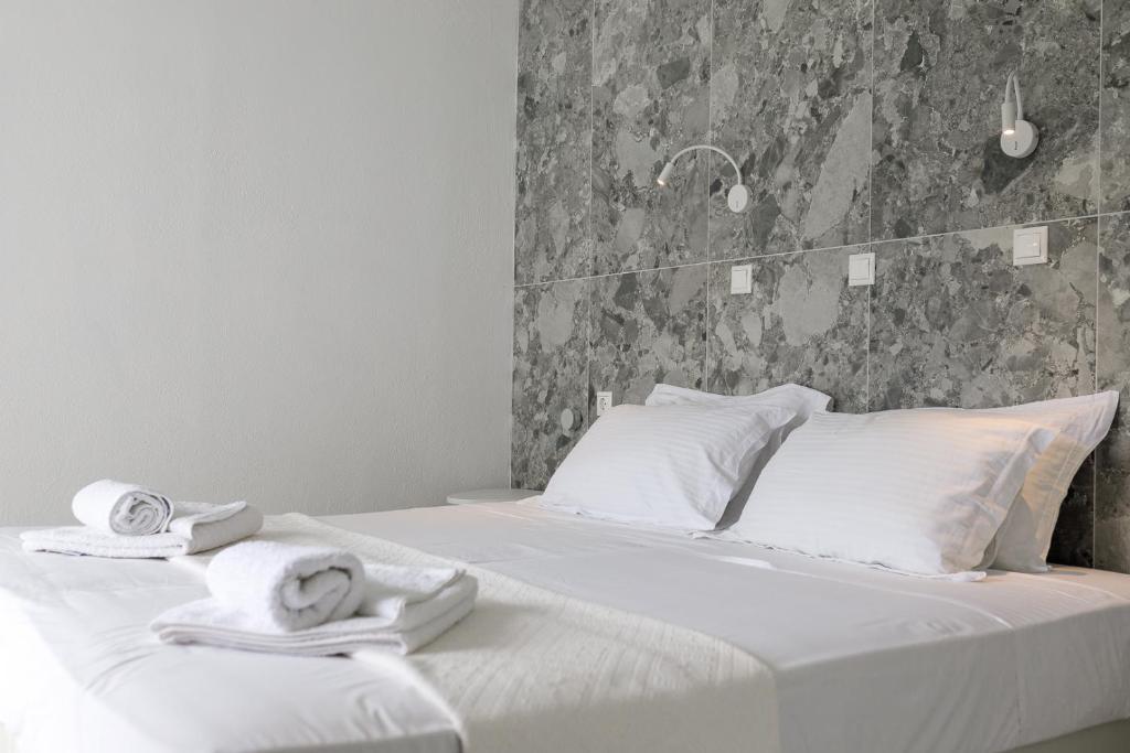 Un pat sau paturi într-o cameră la Hotel Nathalie