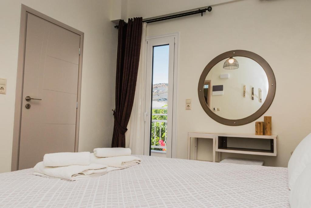 Postel nebo postele na pokoji v ubytování Hotel Sunshine Matala