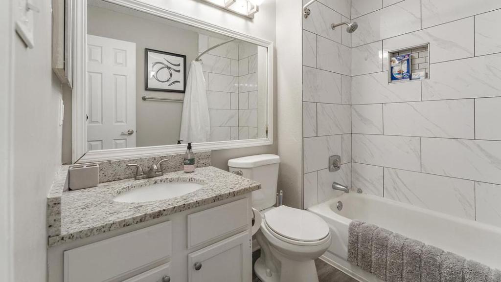 een witte badkamer met een wastafel en een toilet bij Landing at Bartram Park - 3 Bedrooms in Southside in Jacksonville