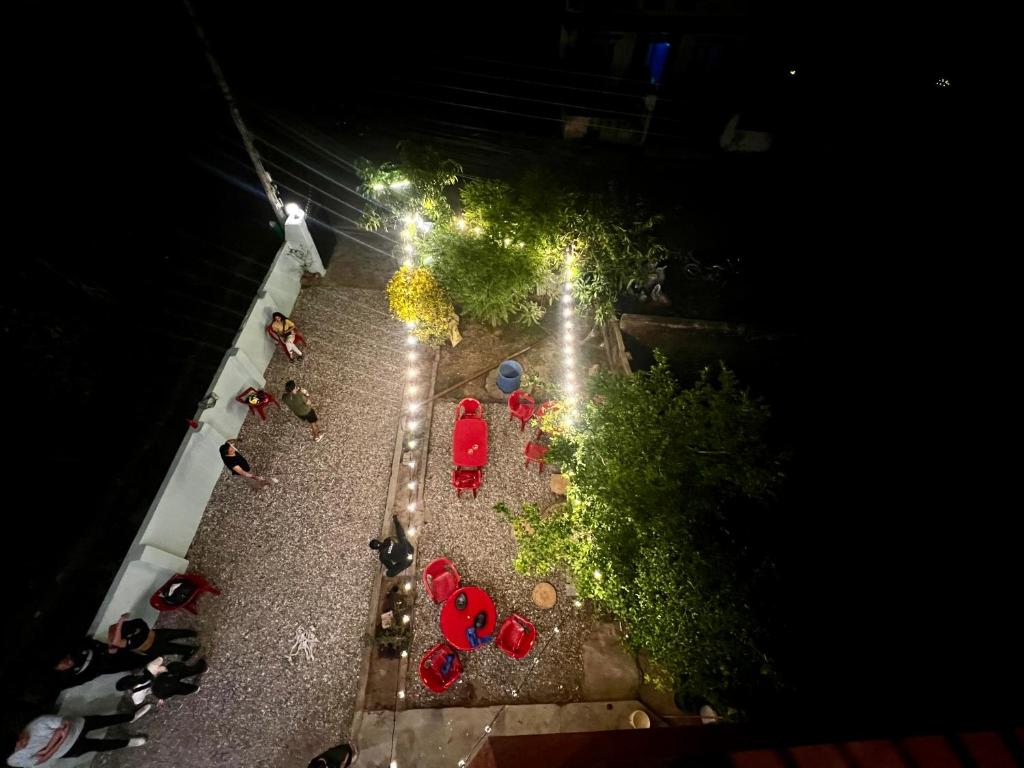 Una vista aérea de un grupo de personas por la noche en Paris Guest House Airport, en Bharatpur