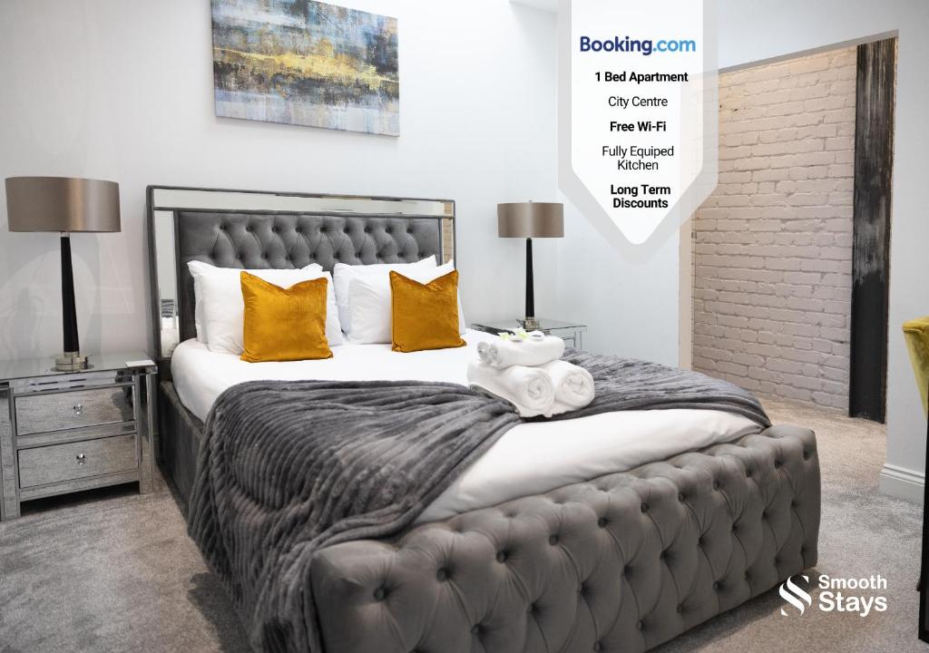 ein Schlafzimmer mit einem großen Bett mit gelben Kissen in der Unterkunft Luxury 1 Bed City Centre Apt Long Term Discounts in Preston