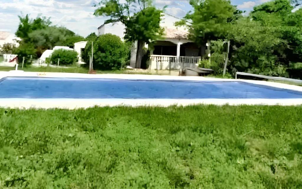 Vonkajšia záhrada v ubytovaní Villa spacieuse à Aimargues avec piscine privée
