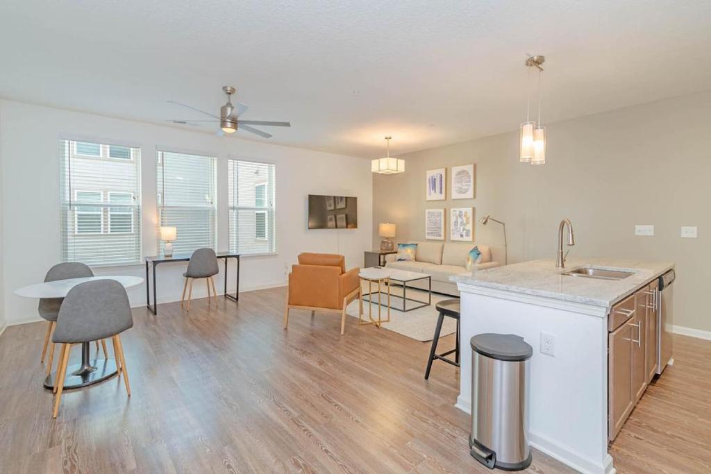 a kitchen and living room with a table and chairs at Landing at San Marco Promenade - 1 Bedroom in San Marco in Jacksonville