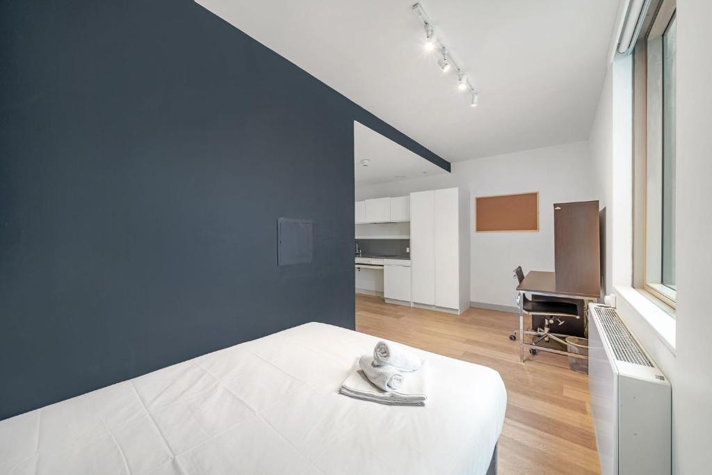Studios, Apartments and Private Bedrooms with Shared Kitchen at Chapter Kings Cross in London - Superior Studio