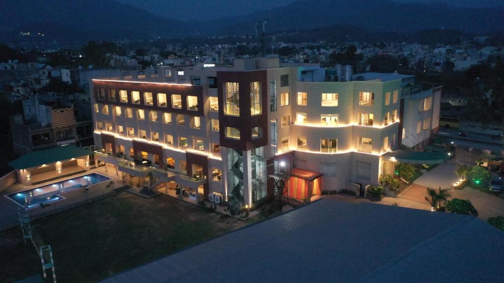 Hotel Classic Residency في كالكا: اطلالة جوية على مبنى في الليل