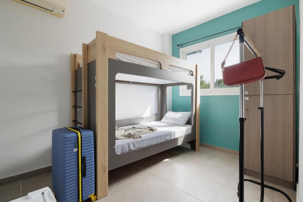 Postel nebo postele na pokoji v ubytování Local Hostel & Suites