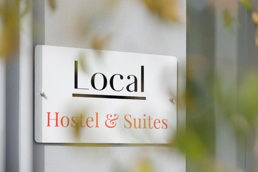 Certifikát, hodnocení, plakát nebo jiný dokument vystavený v ubytování Local Hostel & Suites