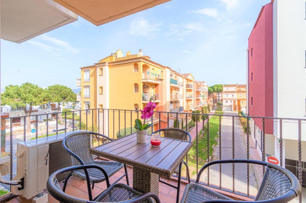 d'une terrasse avec une table et des chaises sur un balcon. dans l'établissement Apart-rent Apartment Gran Reserva 0057, à Empuriabrava