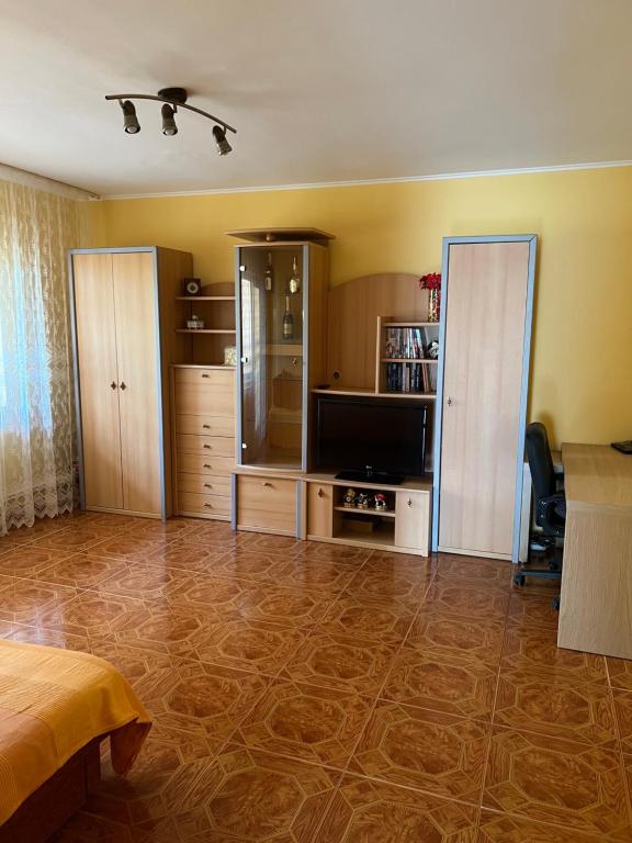 Cette chambre comprend un lit et une télévision. dans l'établissement Apartament Faleza Nord, à Constanţa