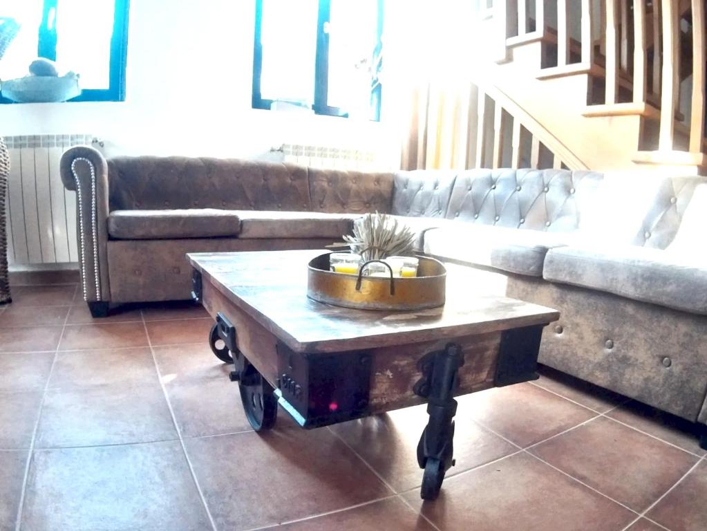 Et opholdsområde på Family House near Otañes with Mountain View