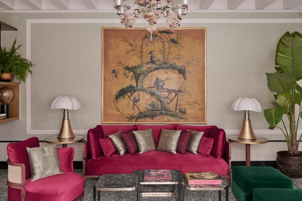 a living room with a pink couch and a painting at Violino d&#39;Oro Venezia in Venice