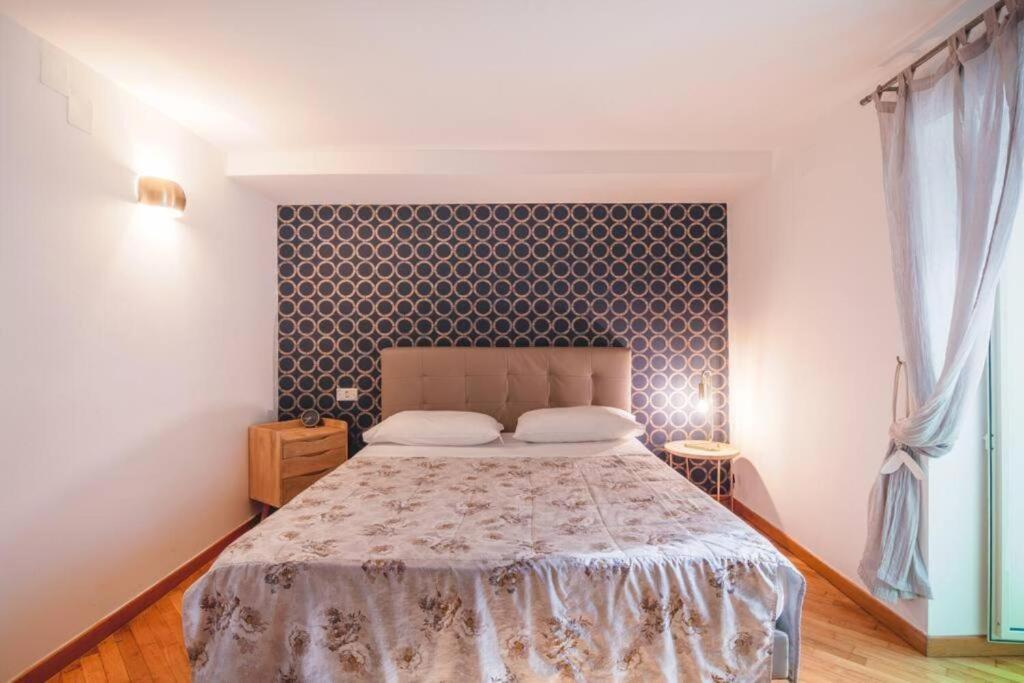 ナポリにあるScio' B&Bのベッドルーム1室(大型ベッド1台付)