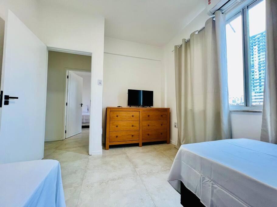 sypialnia z 2 łóżkami i telewizorem na komodzie w obiekcie Apartamento alto padrão na Doca w mieście Belém
