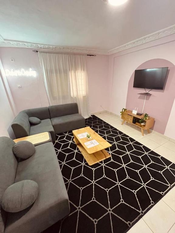 ein Wohnzimmer mit einem Sofa und einem Tisch in der Unterkunft Dubaï to Conakry KIPE in Conakry