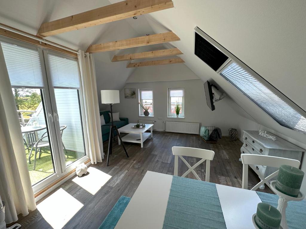 Posezení v ubytování Huus an`t Koornfeld Dachgeschosswohnung mit Loggia