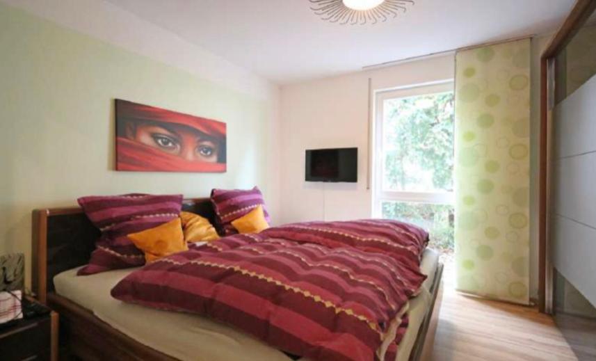 Säng eller sängar i ett rum på Apartment am Rhein