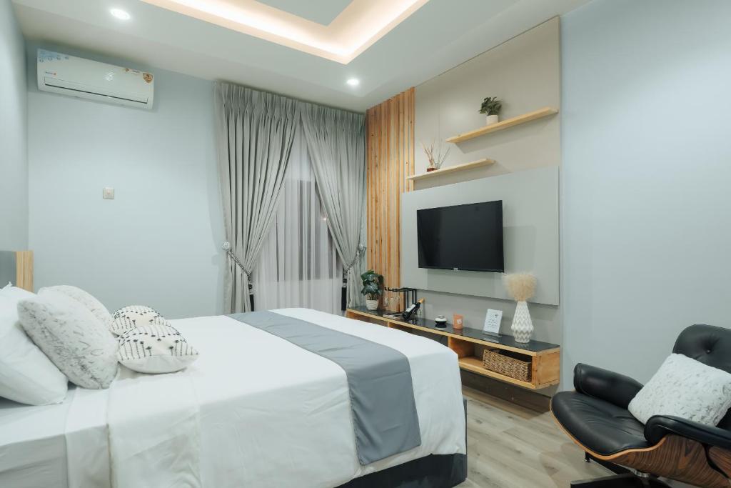 TV a/nebo společenská místnost v ubytování Kashco Apartments Wuse 2 Abuja