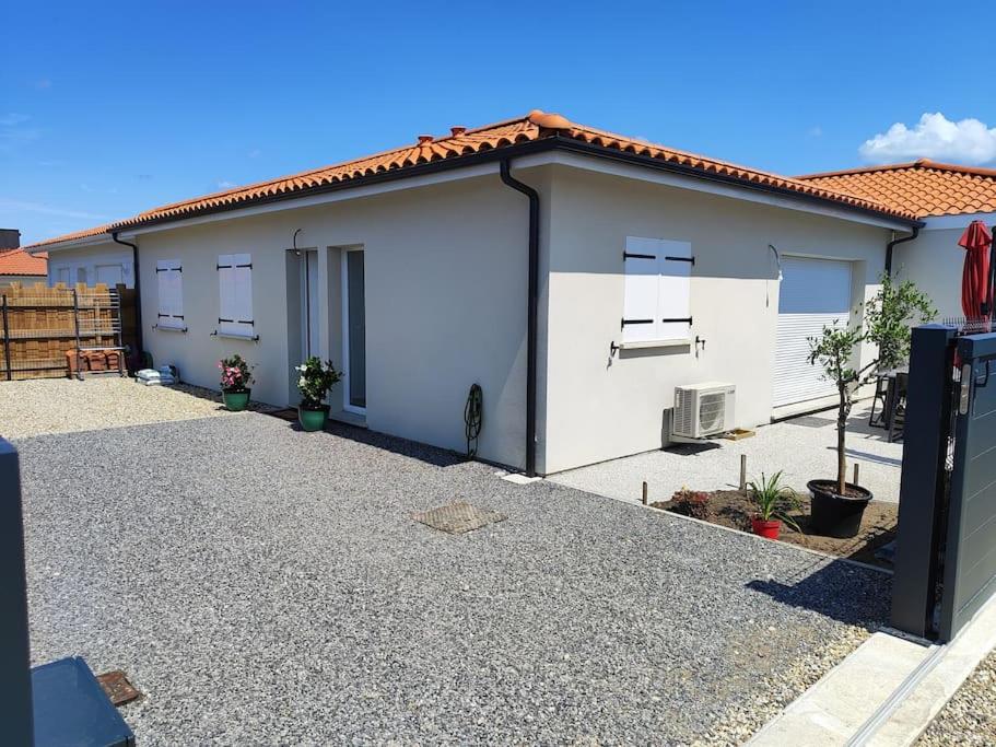 Une rangée de garages blancs dans une rue dans l'établissement Maison moderne à Mimizan Idéale pour un séjour au calme, à Mimizan